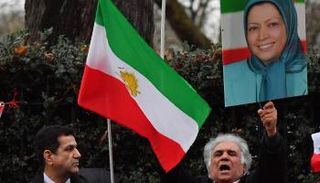 متظاهرون ببريطانيا يرفعون لافتة بمريم رجوي