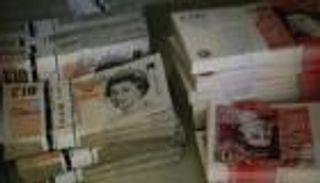 الإسترليني يهبط من أعلى مستوى في 3 أشهر