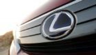  بالصور.. سيارات "لكزس" الفاخرة في السوق المصري