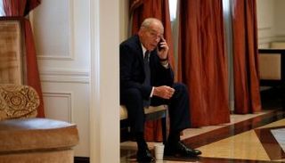 الجنرال جون كيلي منع الهواتف الشخصية لمخاوف أمنية