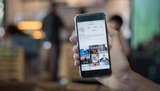 نجل شاه إيران الراحل طالب بتوفير خدمات التواصل للإيرانيين