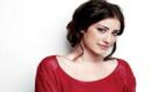 بالصور.. "فريحة" تقص شعر والدتها المريضة بالسرطان