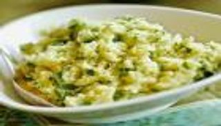 طريقة عمل سلطة البطاطس المهروسة بالثوم والبقدونس