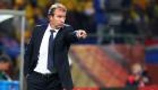 مدرب عمان يستعين بكاميرا خاصة لمراقبة المنتخب الإماراتي 