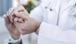 طبيبة تتوفى أمام مريضتها بعد 18 ساعة عملٍ متواصل