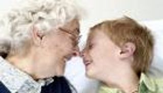 تدليل الأجداد للأحفاد يعزز تطورهم وذكاءهم