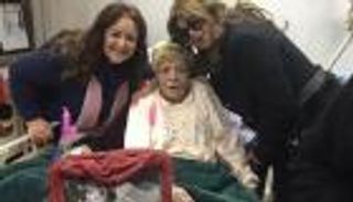 بالصور.. فنانون يحتفلون بعيد ميلاد نادية لطفي في غرفتها بالمستشفى