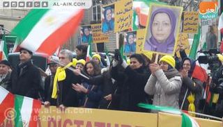 متظاهرون إيرانيون أمام سفارة بلادهم في باريس