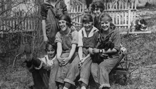 الجينز النسائي يحتفل بمرور 84 عاما على ميلاده