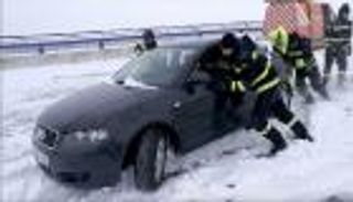 إنقاذ مئات السيارات العالقة بسبب الثلوج في إسبانيا