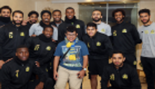 رئيس النصر السعودي يكرم شابا من ذوي الاحتياجات الخاصة