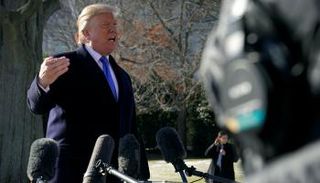  دونالد ترامب خلال حواره مع الصحفيين أمام البيت الأبيض (رويترز)