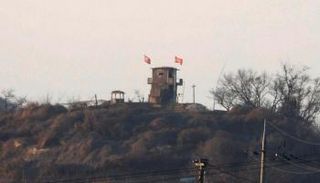 العلم الكوري الشمالي على إحدى النقاط الحدودية في شبه الجزيرة الكورية