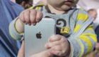 ضغوط على أبل لدراسة إدمان الأطفال لآيفون