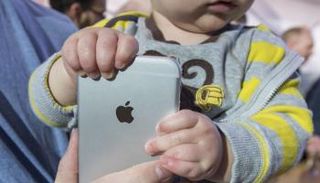 مساهمون في أبل يخشون تاثير آيفون على الأطفال