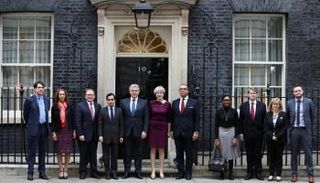 ماي مع طاقم حكومتها الجديد - رويترز