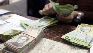 أوراق نقد من فئات مختلفة من العملة الفنزويلية