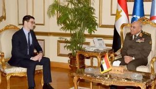 وزير الدفاع المصري ومساعد وزير الدفاع الأمريكي لشؤون الأمن الدولي