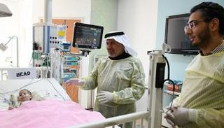 الدكتور الربيعة يطمئن على حالة الطفلة الفلسطينية