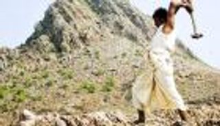 هندي يشق طريقا طوله 15 كيلومترا بمفرده