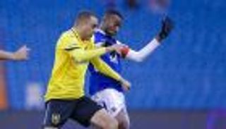 أحمد العكايشي يفشل في هز شباك الهلال 3 مرات خلال دقيقتين