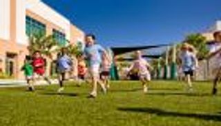 تثير موجة غضب.. مدرسة بريطانية تخصص ملعبا للأغنياء وآخر للفقراء