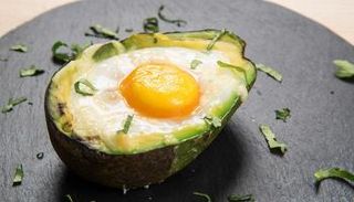 الأفوكادو والبيض-أرشيفية