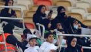 المرأة السعودية لأول مرة في الاستاد