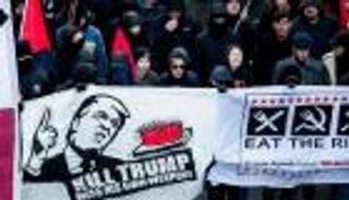 بالصور.. محتجون بسويسرا يتشحون بالسواد رفضا لزيارة ترامب