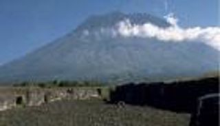 رماد بركان نشط يهجّر آلاف السكان في الفلبين