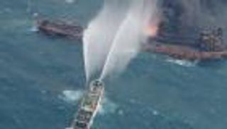 غرق ناقلة النفط الإيرانية ومخاوف من كارثة بيئية