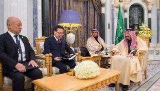 الملك سلمان خلال لقائه وزير الاقتصاد والتجارة الياباني
