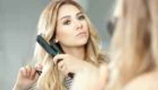 ملمس الشعر.. أداة تجميل أم سلاح ذو حدين؟