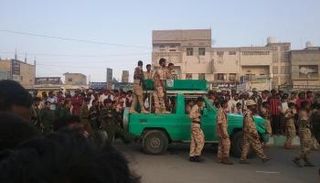 عناصر من مليشيا الحوثي الانقلابية تشيع أحد قتلاها