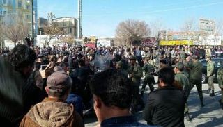 متظاهرون تحيط بهم قوات الأمن الإيرانية