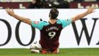 تشيلسي يستنجد بكارول لحل أزمته الهجومية