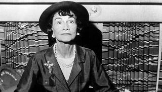 المصممة الفرنسية كوكو شانيل