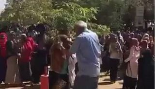 لقطة من الفيديو المتداول لحادثة الصفع