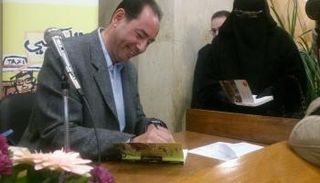 خالد الخميسي خلال توقيعه لـ"تاكسي..حواديت المشاوير"