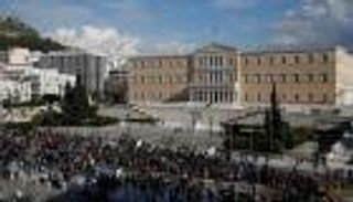 بالصور.. شلل بمواصلات اليونان بسبب إضراب العمال