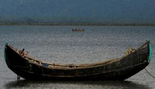 لاجئون من الروهينجا على متن طوافة - أرشيفية