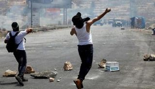 شابان فلسطينيان خلال مواجهات مع جيش الاحتلال الإسرائيلي - أرشيفية