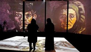 جدران وأرض المعرض تحولت إلى شاشات عرض