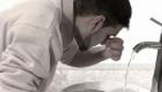 الوضوء في "المغاسل العالية" يضرّ عمودك الفقري