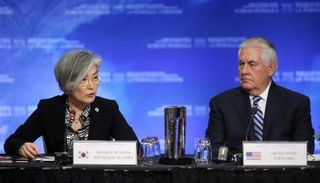 وزير الخارجية الأمريكي ريكس تيلرسون خلال الاجتماع بكندا