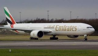 طائرة من طراز بوينج "777-300 إي آر" تابعة لـ"طيران الإمارات"