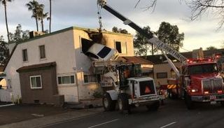 السيارة اخترقت جدران الطابق العلوي للعيادة