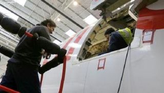 فنيون يقومون بمهام الصيانة على طائرة إيرباص A320 