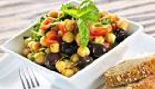 طرق مختلفة لعمل سلطة الحمص بالزبادي والطحينة