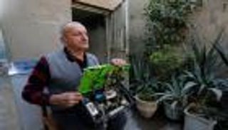 كفيف عراقي يتحدى الظلام ويُصلح الأجهزة الكهربائية 